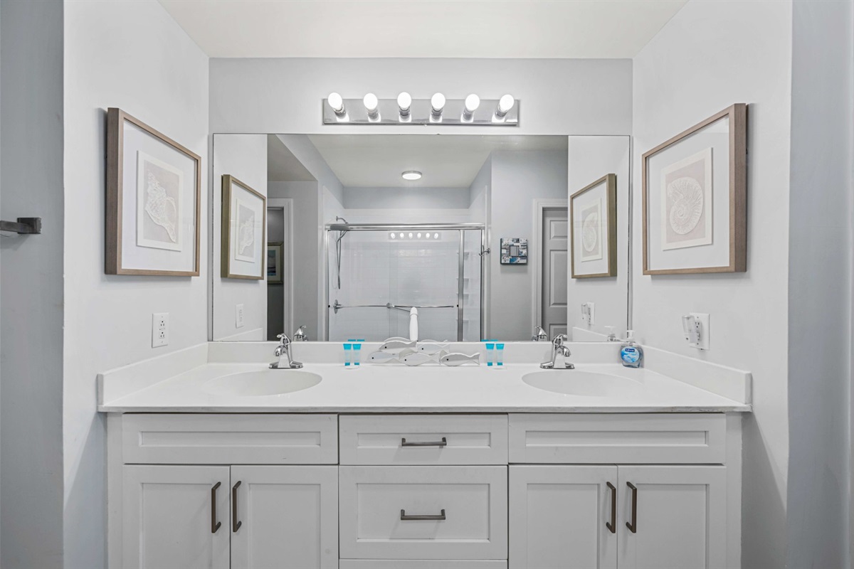 Bathroom 1: Primary ensuite bath | Sea Gull | 201 Oceanview | 1116 Ocean Blvd, Isle of Palms, SC | IOP Escapes