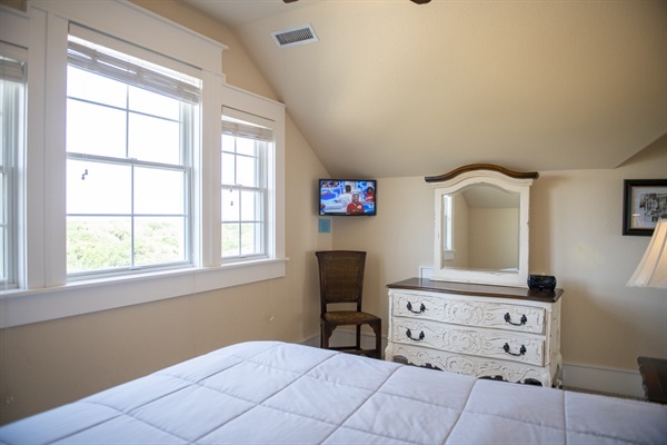 Mark Twain-Bedroom13. Queen Master ensuite with tub - sunset views - 3rd floor