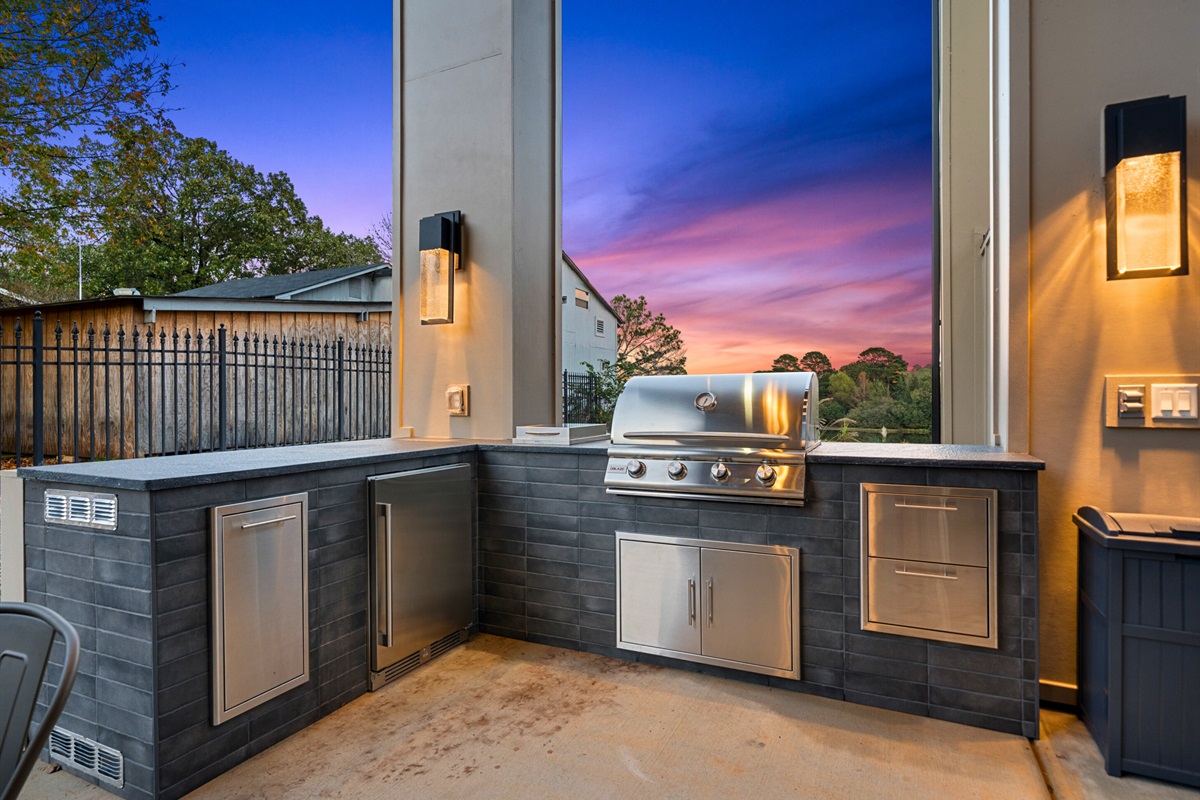 Grill to your heart&rsquo;s content in this sleek, modern outdoor kitchen equipped with everything you need, including a drink fridge. Perfect for both family feasts and casual meals.