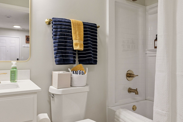 Modern Luxury Condo | Walk to Notre Dame | 2BR/2BA | Parking, photo 21