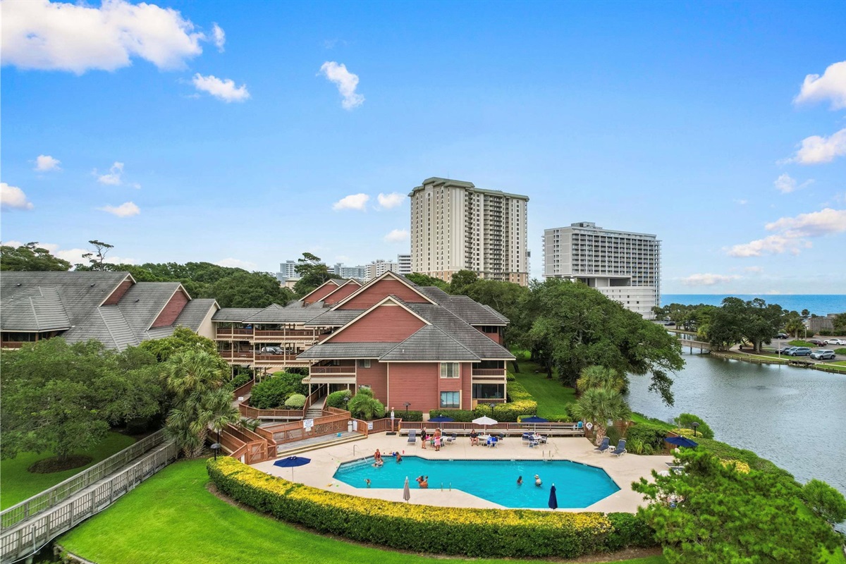 Laurel Court Building / Pool