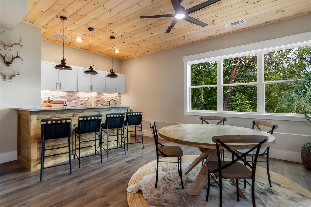 Kitchen bar and dining table 