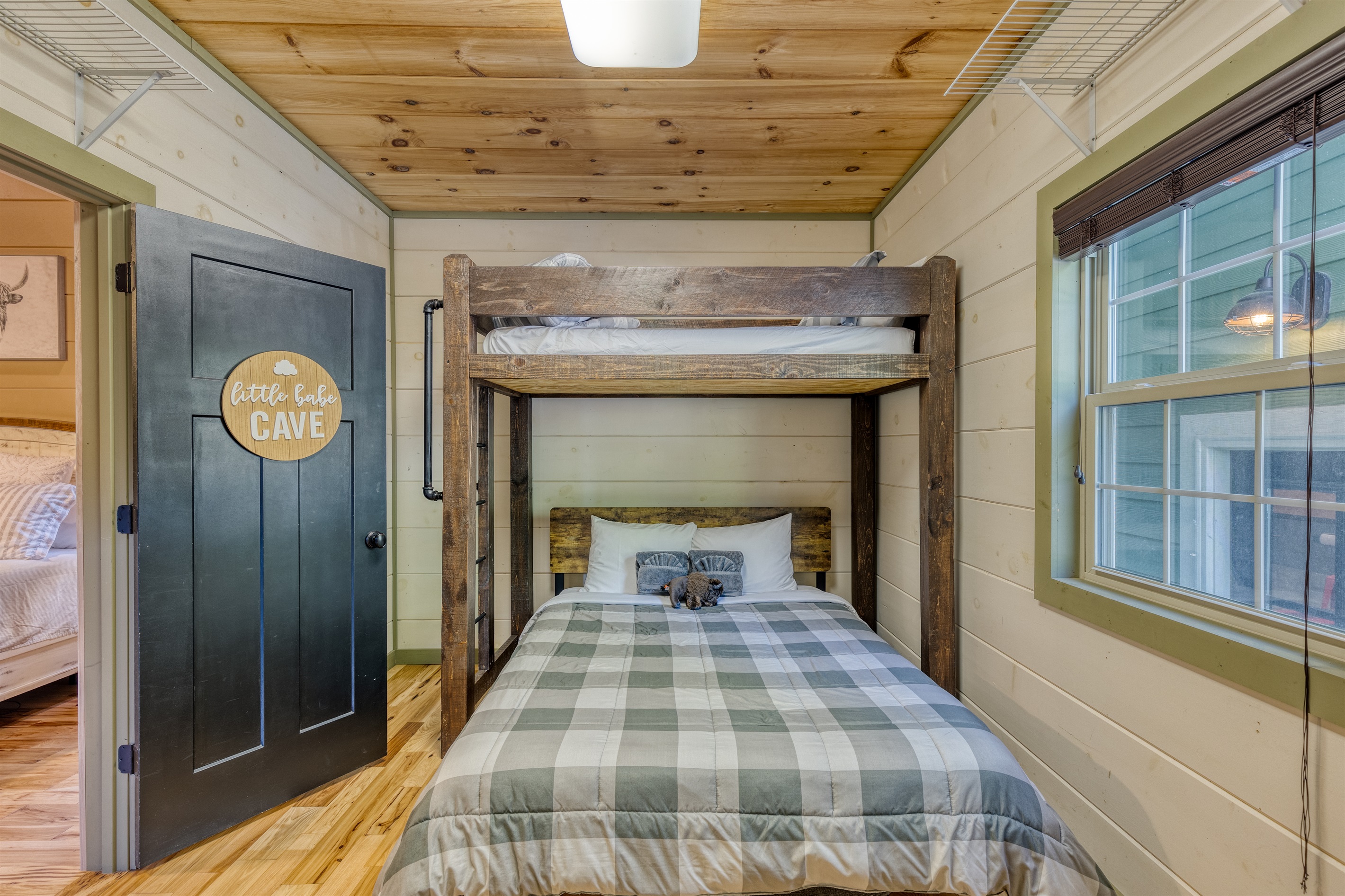 Snooze room accessed through master. Queen bed with twin loft.