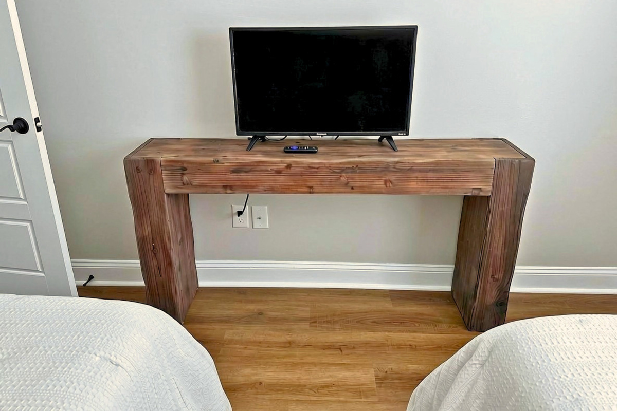 Third bedroom with its own Smart TV, great for movie nights