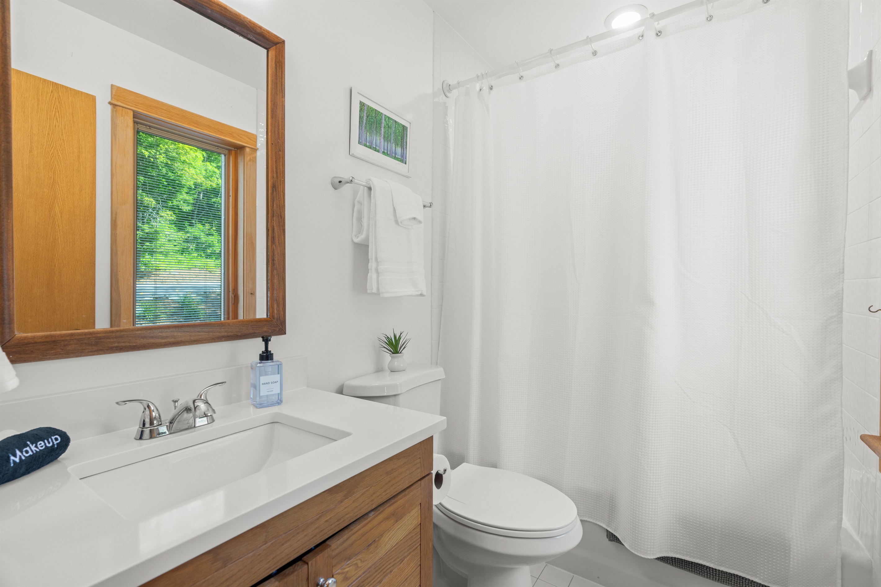 Ensuite bathroom to BR2
