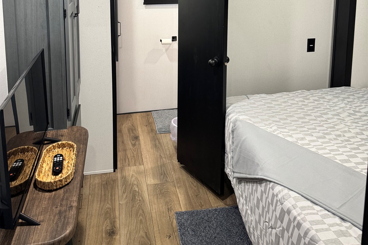 Guest bedroom going into en-suite full bathroom