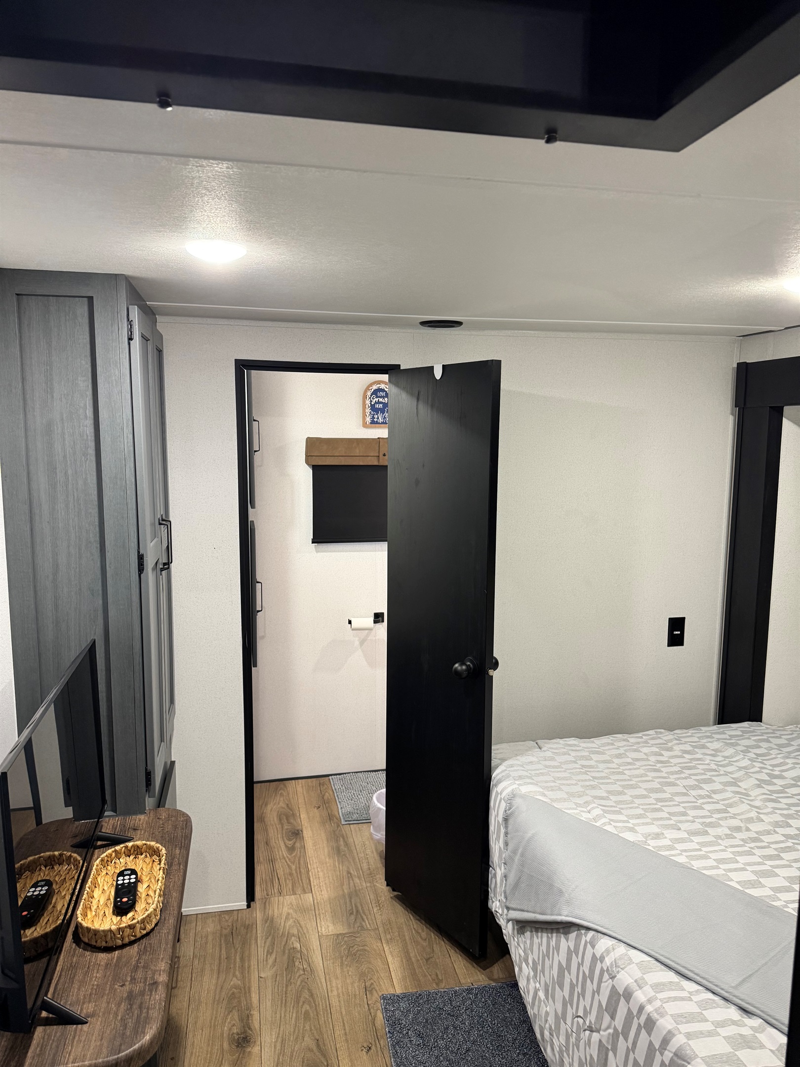 Guest bedroom going into en-suite full bathroom