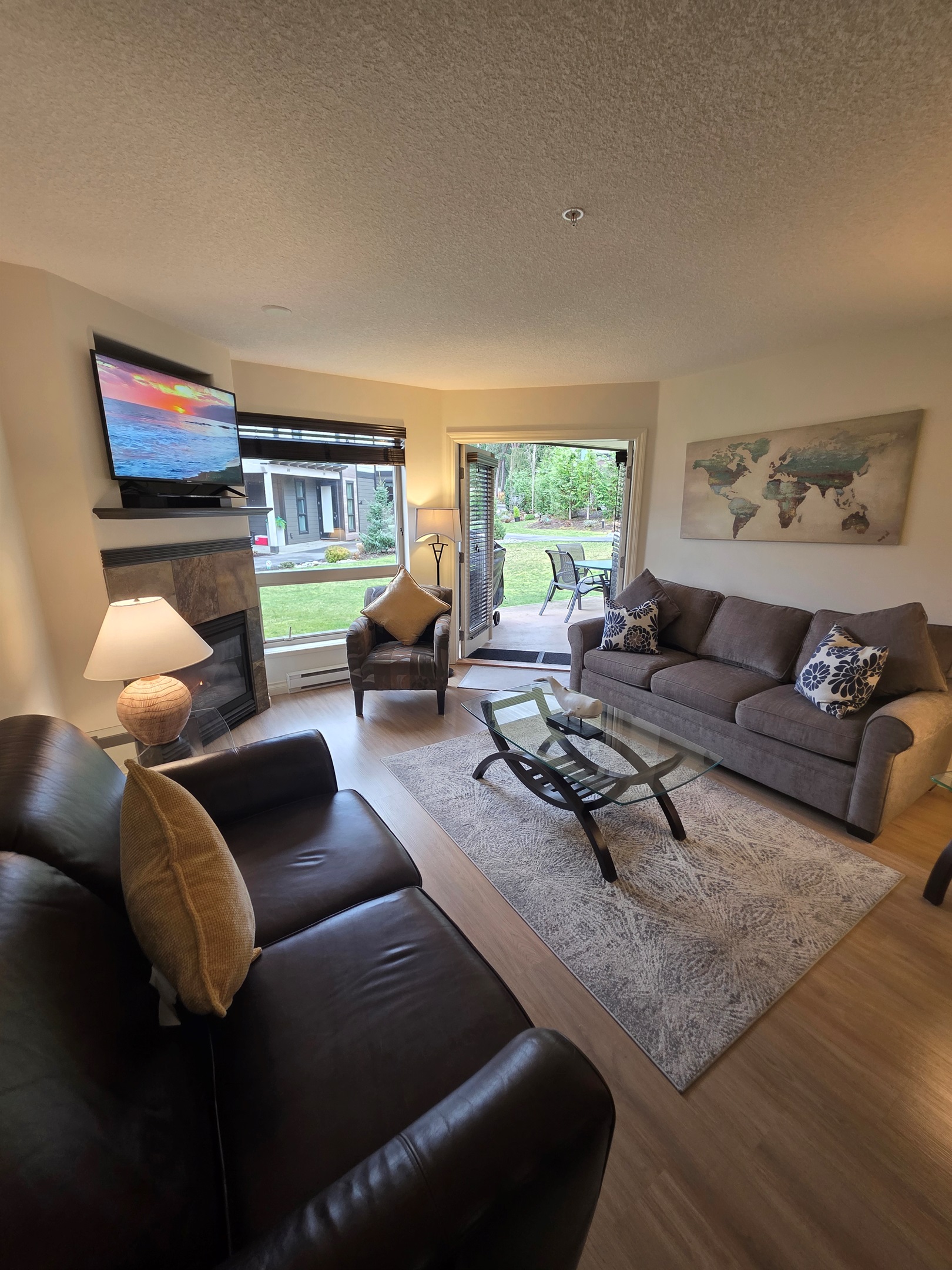 Unit A. Streaming TV. Natural Gas fireplace. Double Glass doors to a private covered deck. AC Unit. Queen sofa pull-out plus ample comfortable seating.