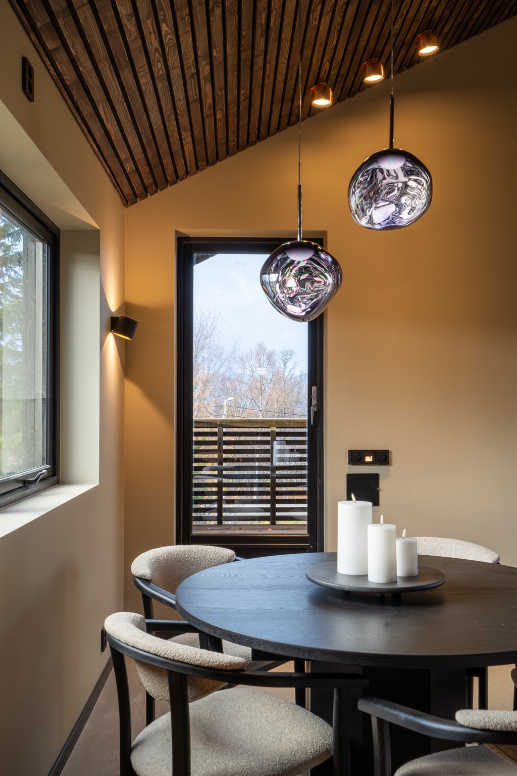 Dining area, the table can be pulled out for more space