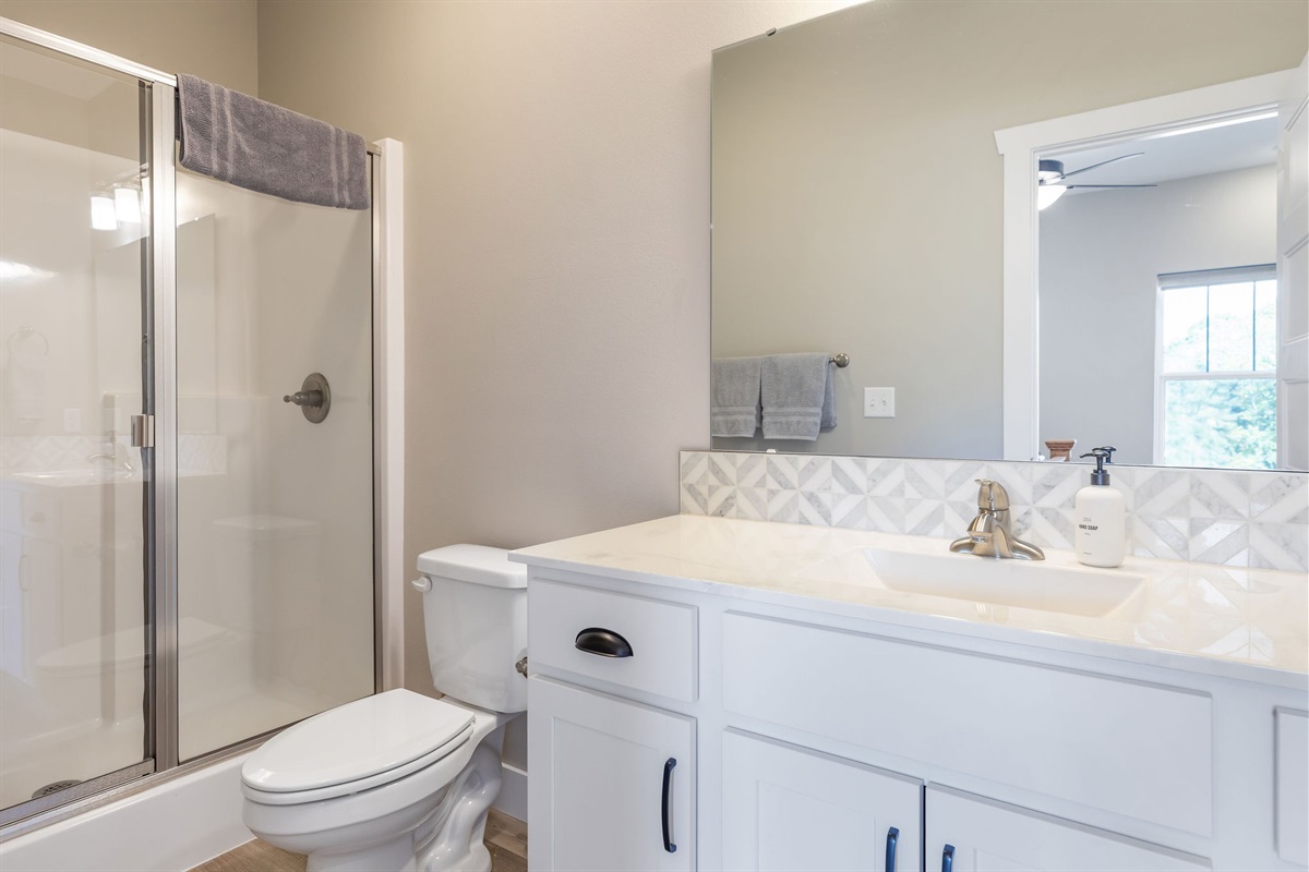Upper level ensuite bath #4