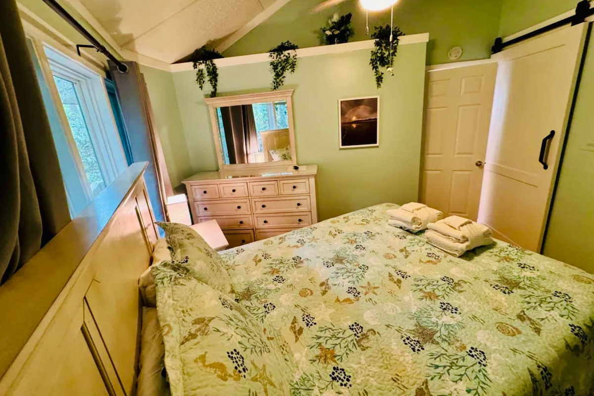 Second bedroom with dresser