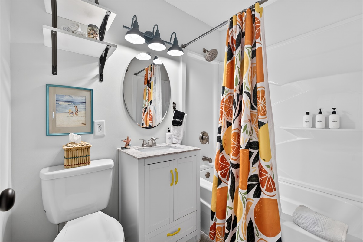 Hallway Bathroom with shower/ tub combination.