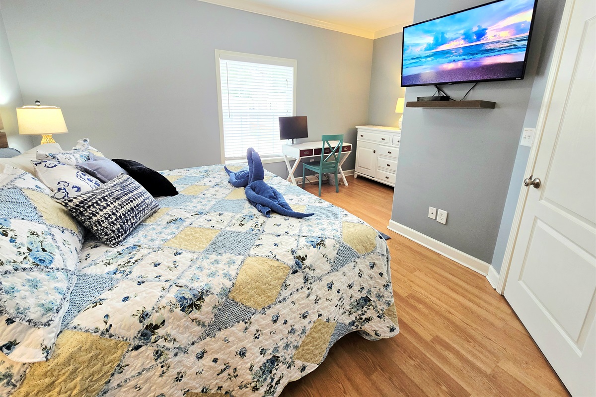 Bedroom 1 - Main Level King w. Private Ensuite Full Bathroom