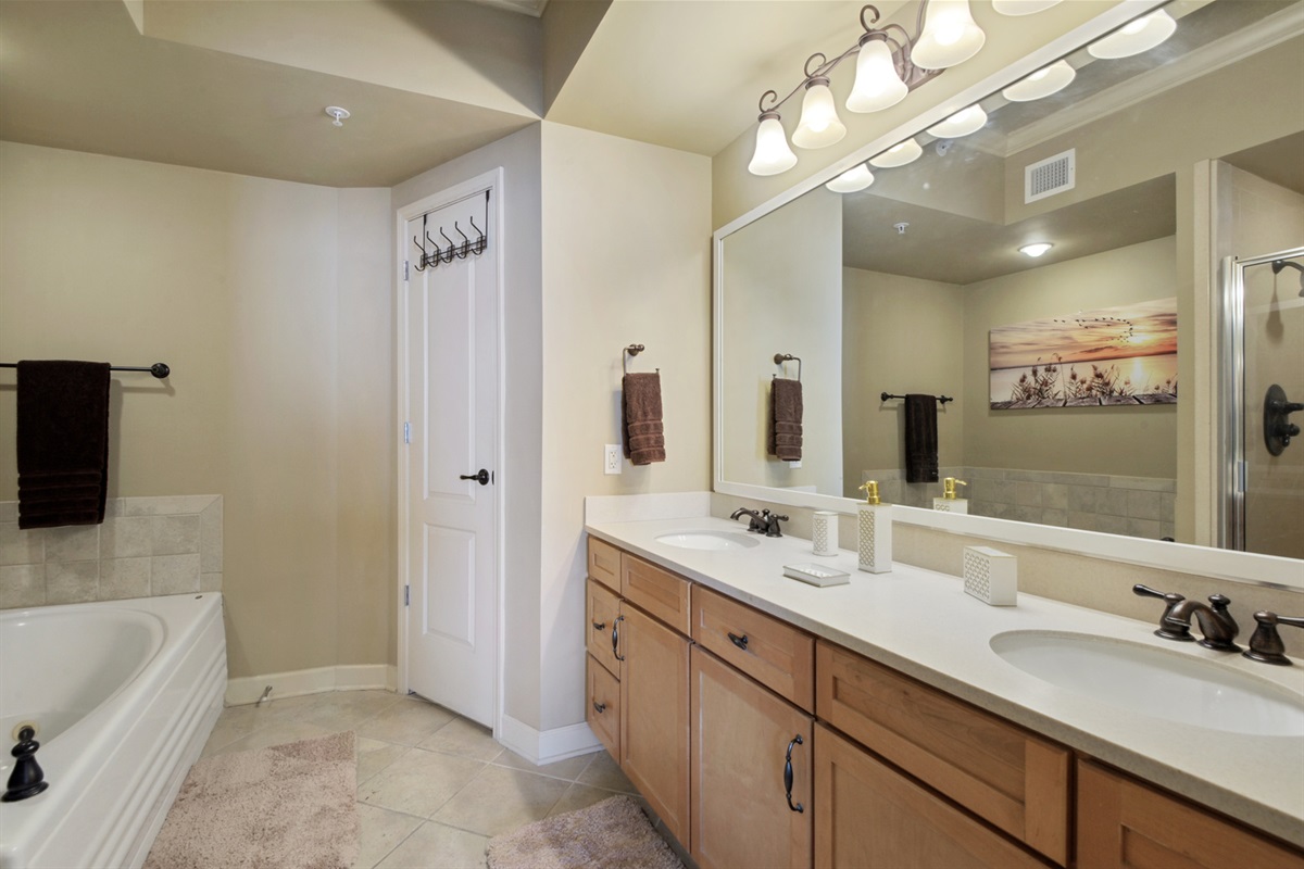 Main bedroom en-suite bathroom.