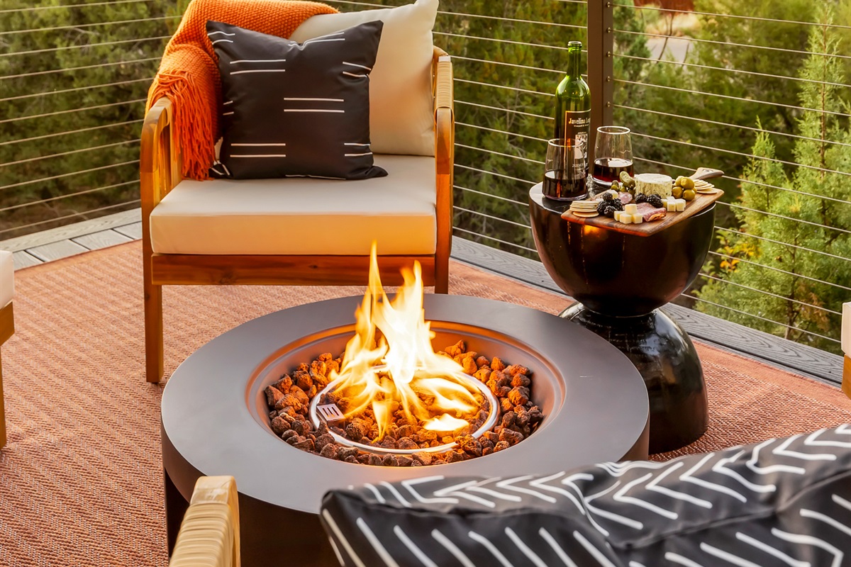 Settle in with a drink by the fire, with Pyramid Rock in the background and Sedona’s desert setting creating a calm, unforgettable evening.