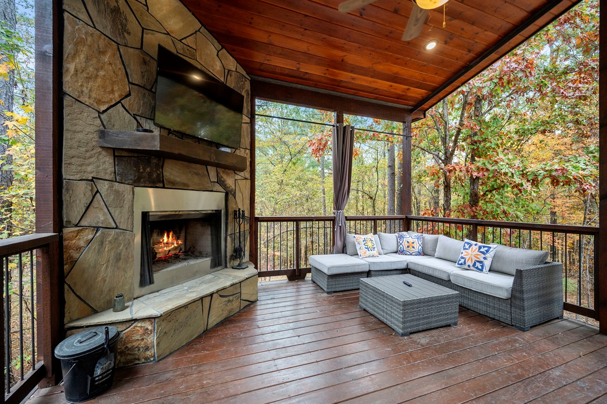 Round Here Buzz gives you room to breathe 🌲✨ A wrap around porch and a big back deck with a hot tub, outdoor fireplace, and comfy spots to sit and unwind. Kick back, soak, and enjoy every peaceful moment of your Hochatown escape 💫🔥🛁 