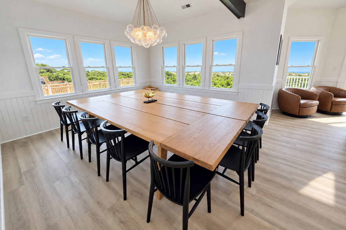 Large table for sitting 18. Five chairs and two benches. Additional 5 seats at the kitchen island. 