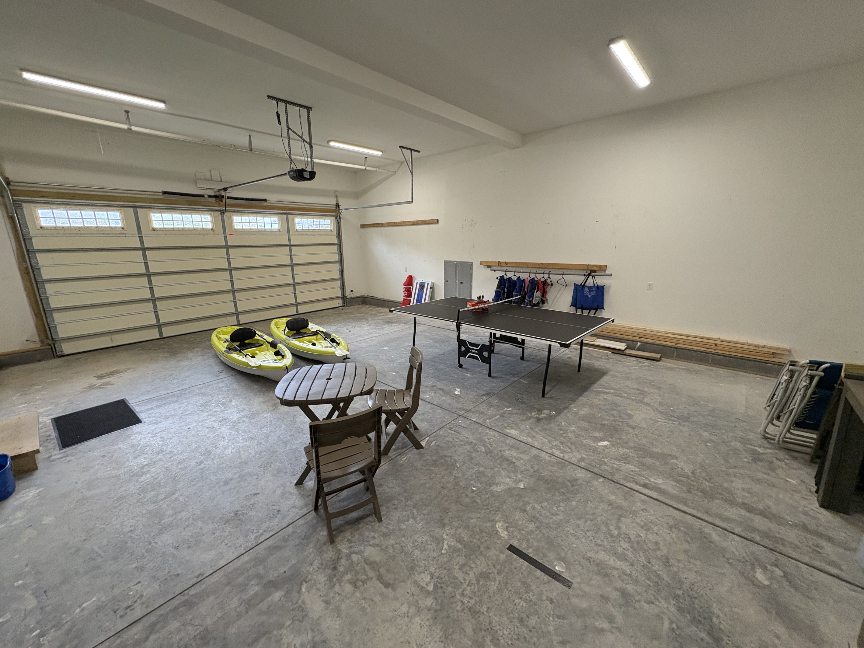 Garage with Ping pong table / kayaks