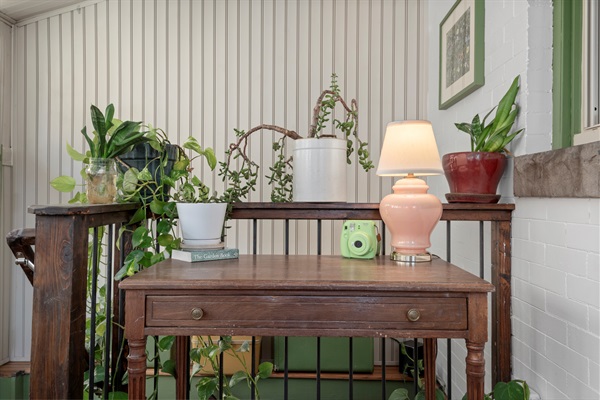 Desk w/ Hi Speed Wifi