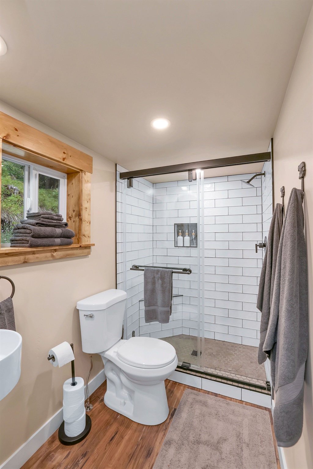 Full, modern bathroom with rain style shower head