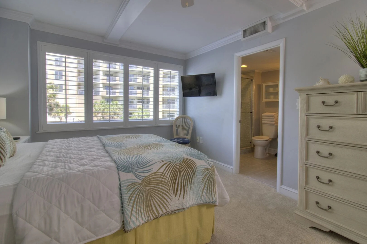 Large 3rd Bedroom with Queen Bed and ensuite
