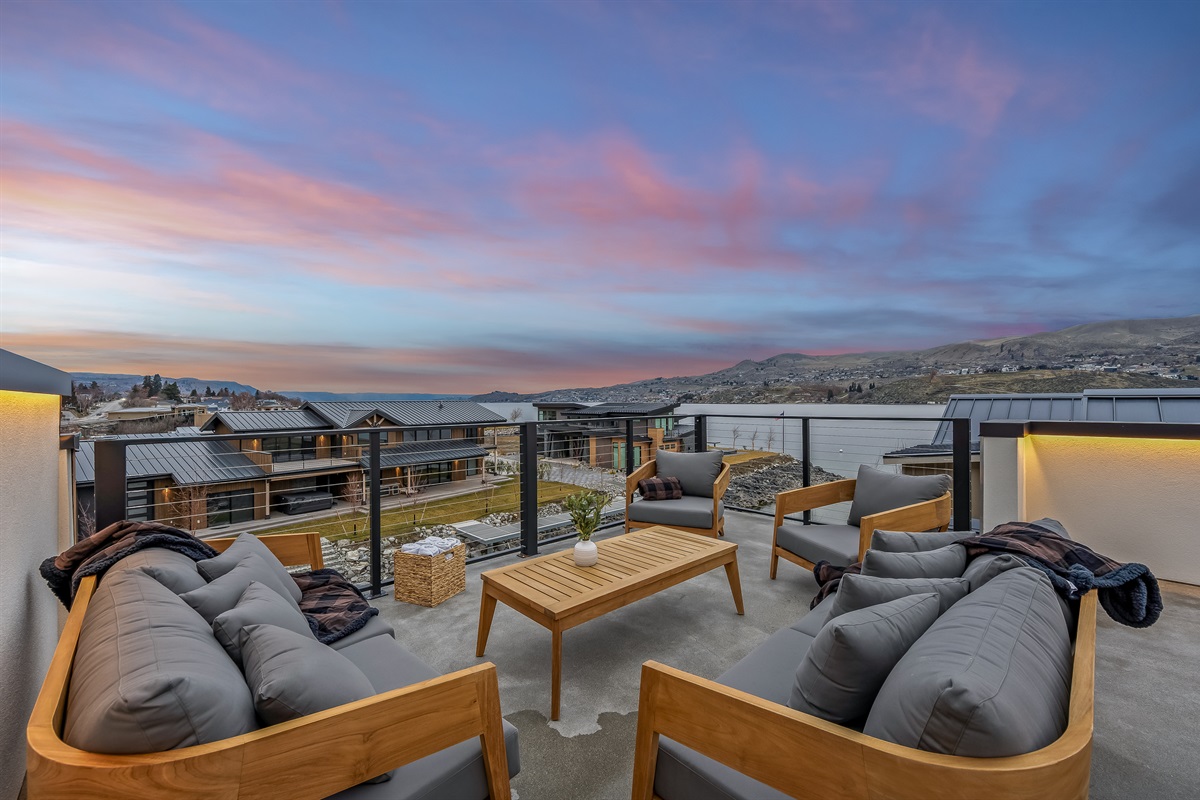 Roof top deck with lounge seating and dining table