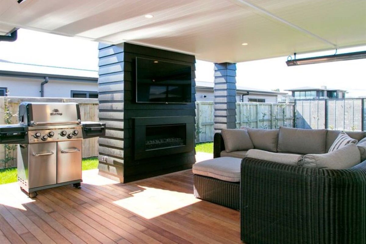BBQ-Fire-Cosy Couch-TV-Bar Fridge 
