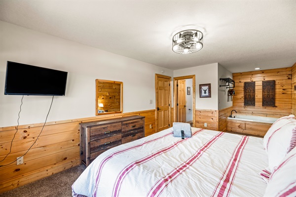 Upstairs king bedroom with jacuzzi tub 