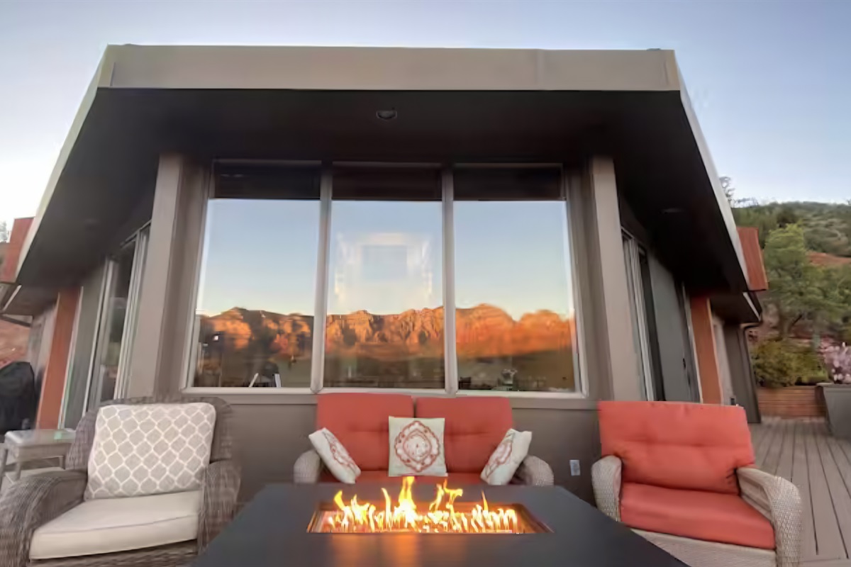 Unrivaled views meet fireside comfort. Enjoy peaceful nights around the gas fire table.