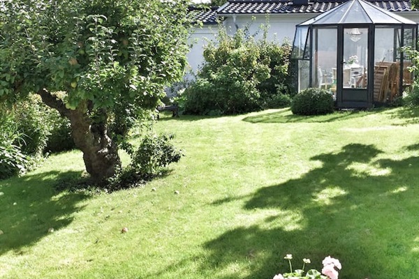 Njut av morgonkaffet från den soliga uteplatsen. 