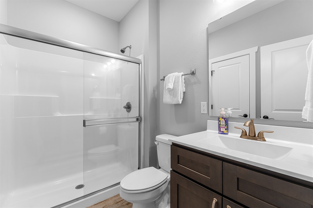Bedroom 7 Ensuite Bathroom