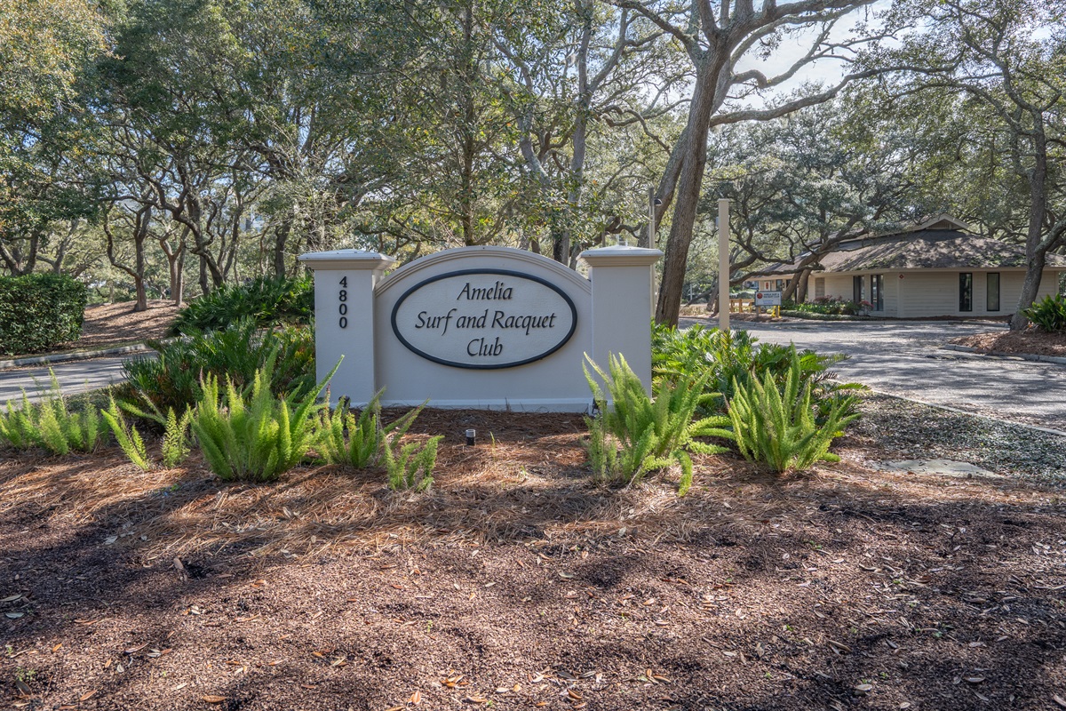 SURF AND RACQUET CLUB 