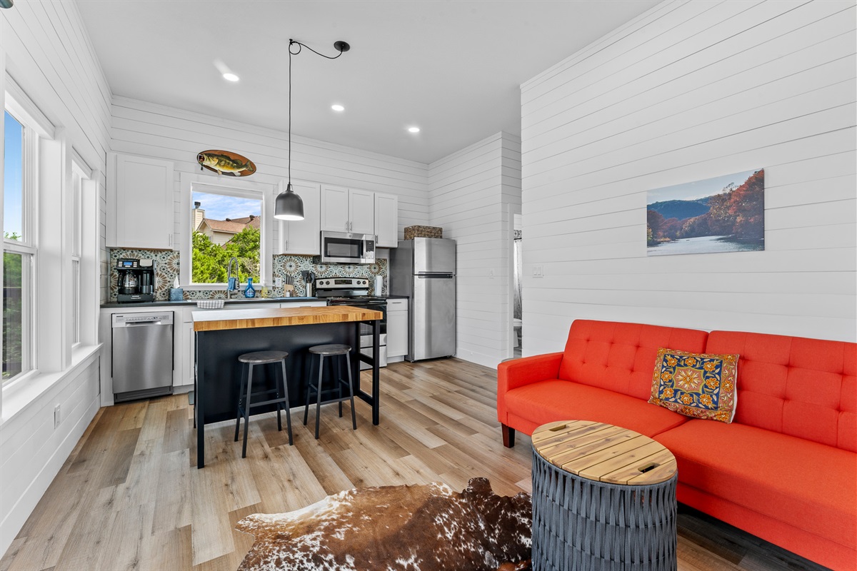 Fresh-grind espresso to golden hour cocktails — the kitchen keeps things flowing.