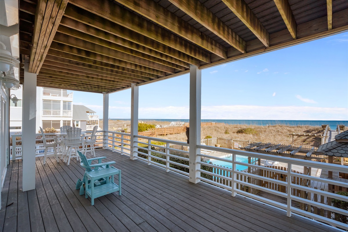 1st floor oceanfront dining and lounging area