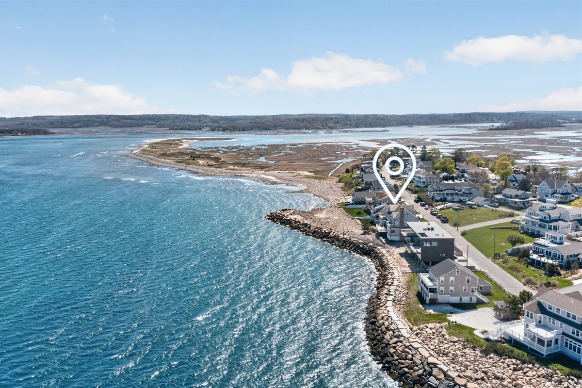 A breathtaking aerial view of the house overlooking the ocean. 🌊