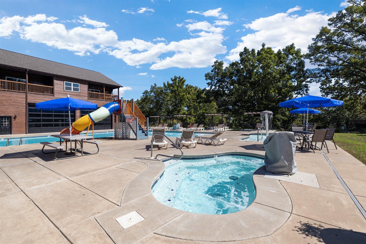 Outdoor pool hot tub