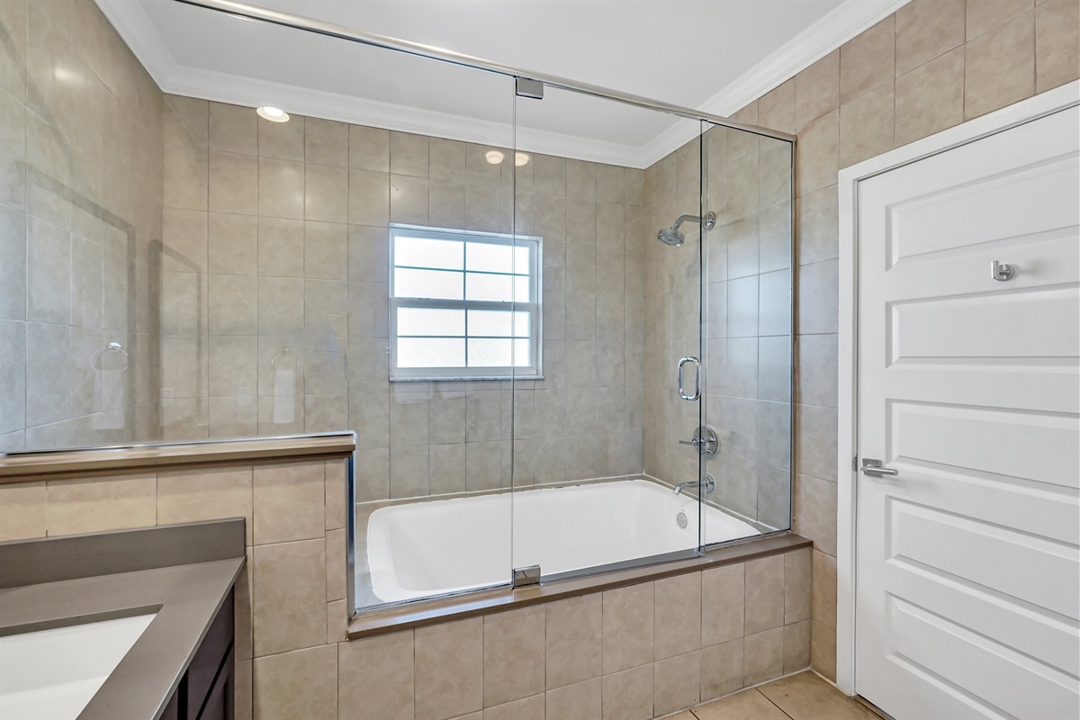 Primary ensuite bath with tub/shower combo