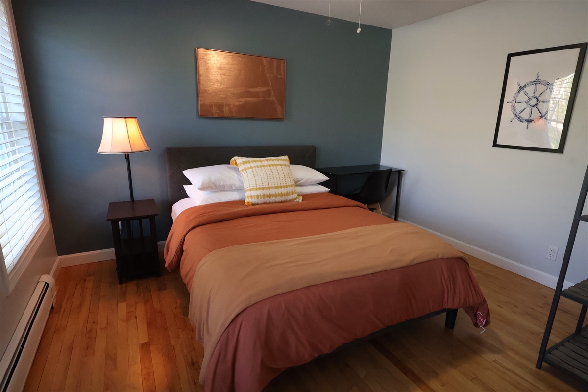 Main Floor; Q bed
