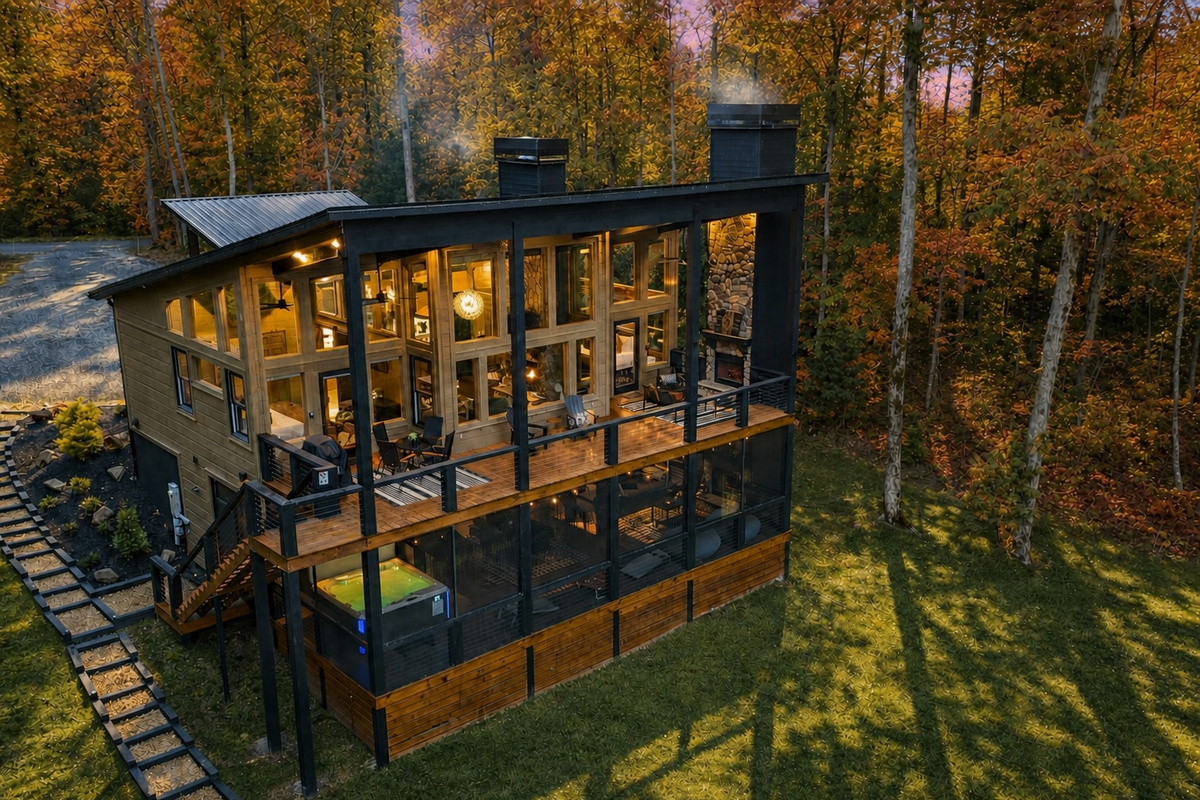 Your perfect mountain escape: panoramic views, a stunning great room, and warm, inviting touches throughout, ideal for relaxing, reconnecting, and unwinding in style.
