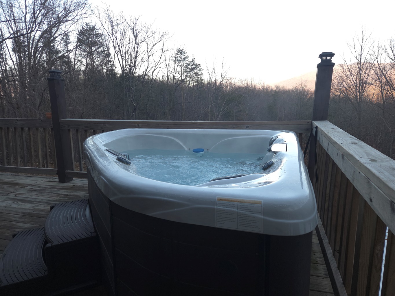 Relax in the hot tub on the spacious deck and take in the beauty of nature and the stunning views.