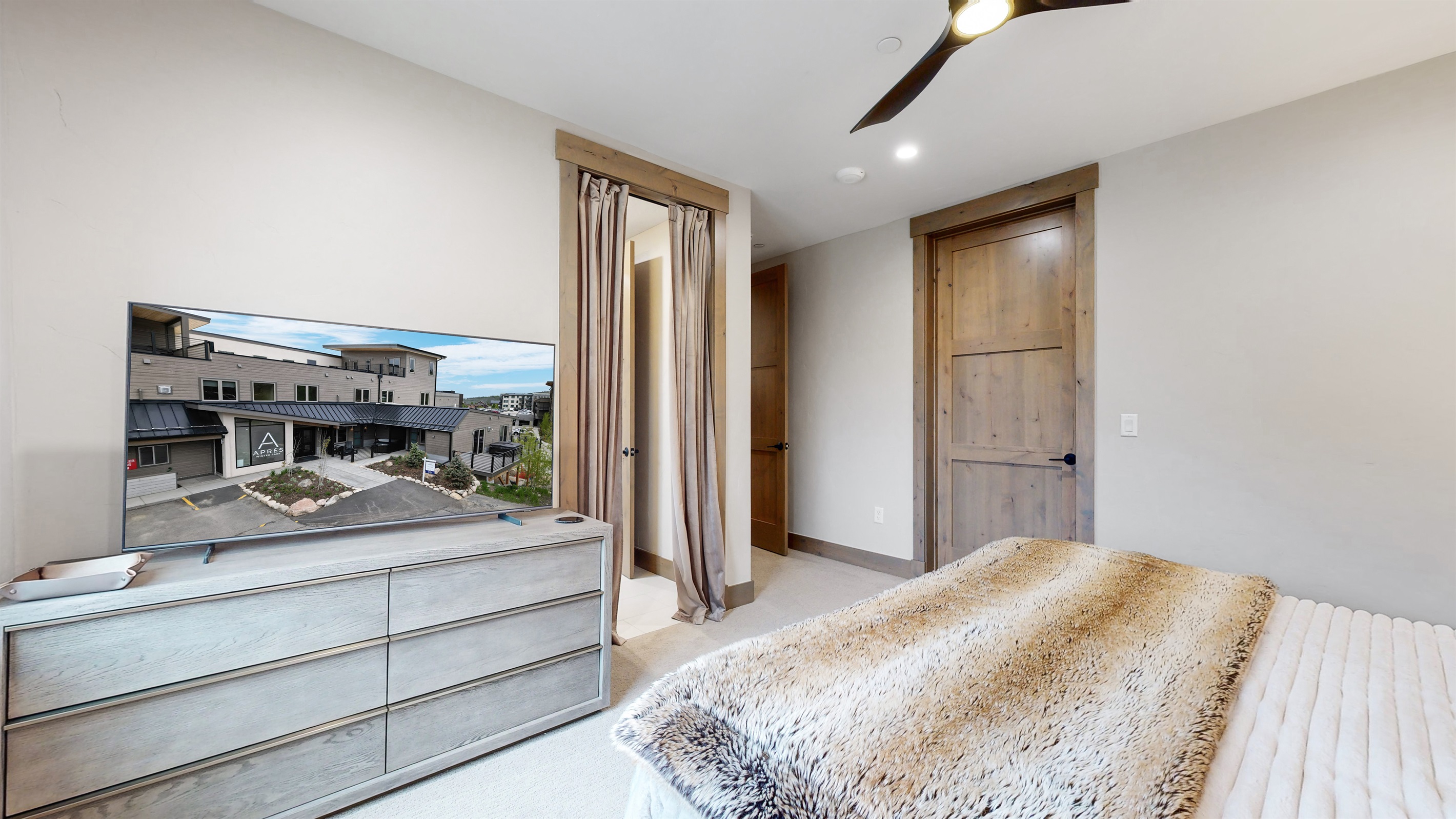 Primary suite king bed