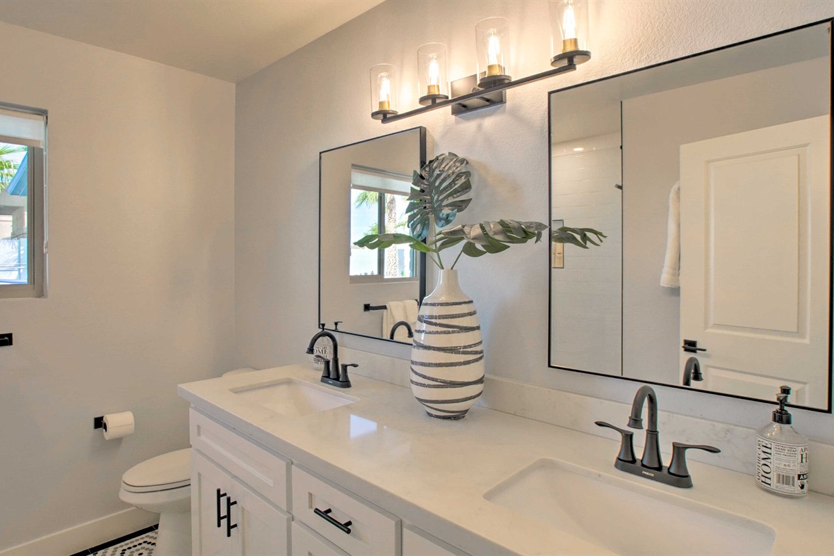 Full Bathroom 2 | Complimentary Toiletries