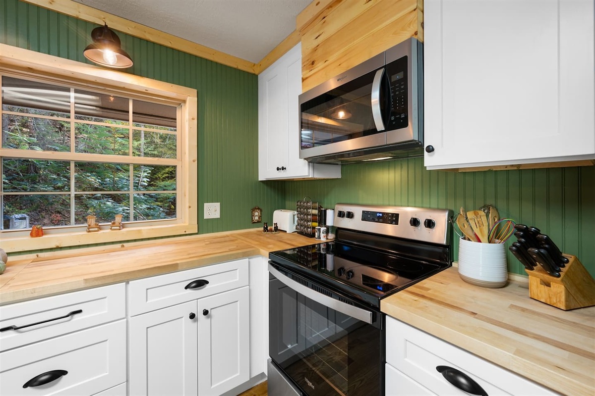 This inviting kitchen in our cabin is a haven for both amateur cooks and seasoned chefs alike. Adorned with wooden accents and a warm color palette, it exudes a welcoming atmosphere that perfectly complements the natural beauty surrounding the cabin.