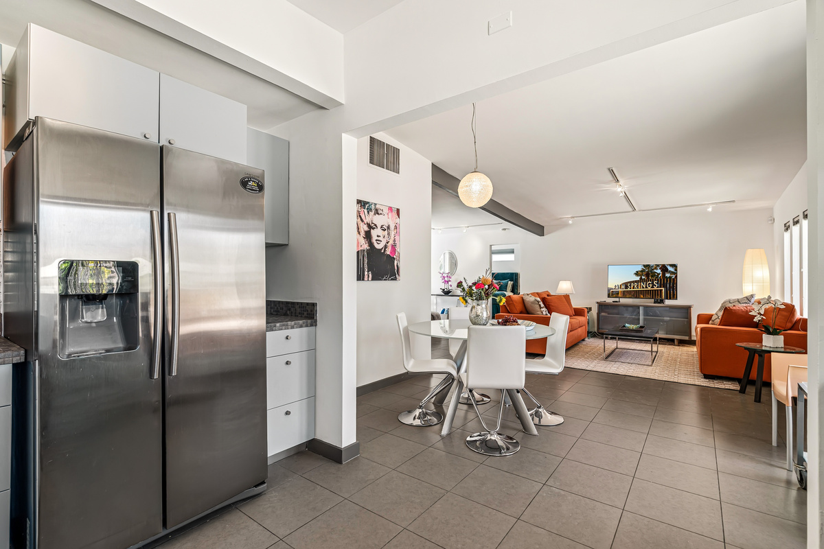 Refrigerator with ice maker
