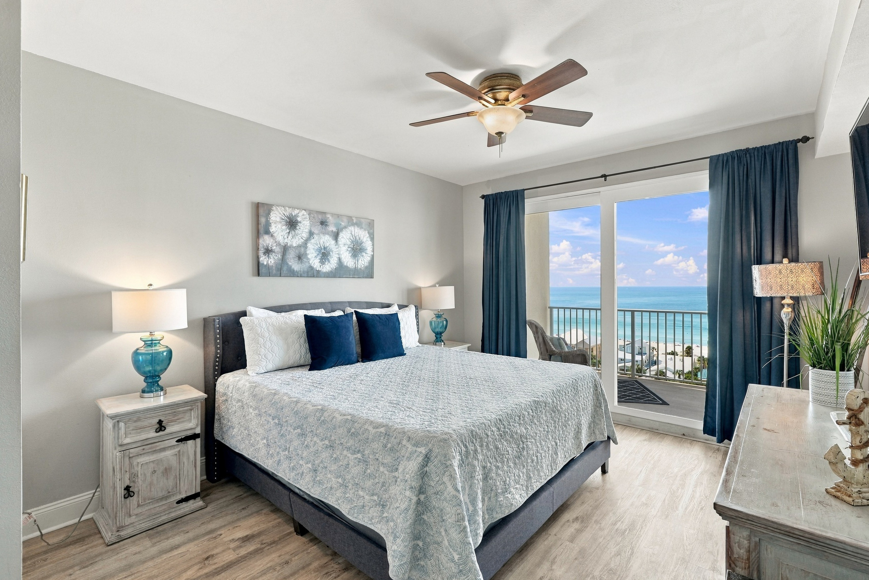 Master room with king size bed and access to balcony