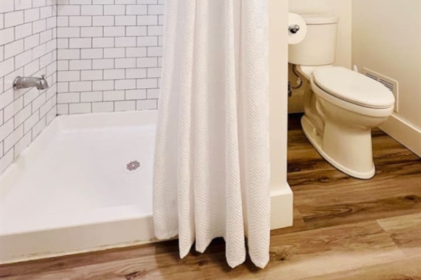 Bright and functional full bathroom, equipped with everything you need for a relaxing and convenient stay.