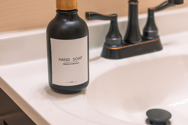 Bathroom: shampoo, conditioner, body wash and hand soap provided