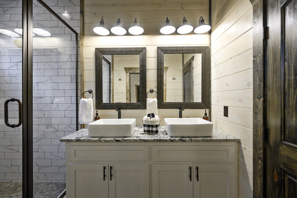 A spa-style bath with beautiful symmetry. Light a candle, run a steamy rinse, and step into the evening feeling brand new.