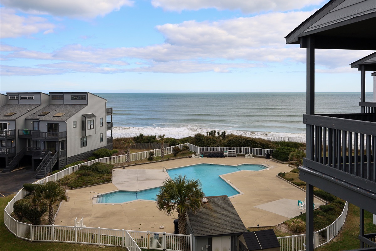 Gorgeous views of the pool and ocean