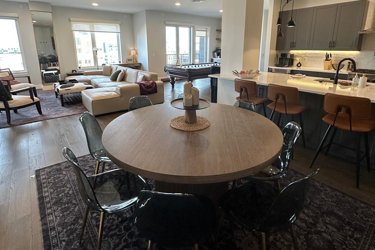 8 Seats + 4 Barstools in Dining Area